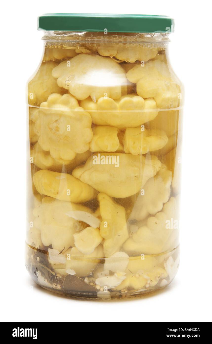 Coquilles Saint-Jacques en conserve dans un bocal en verre sur fond blanc Banque D'Images