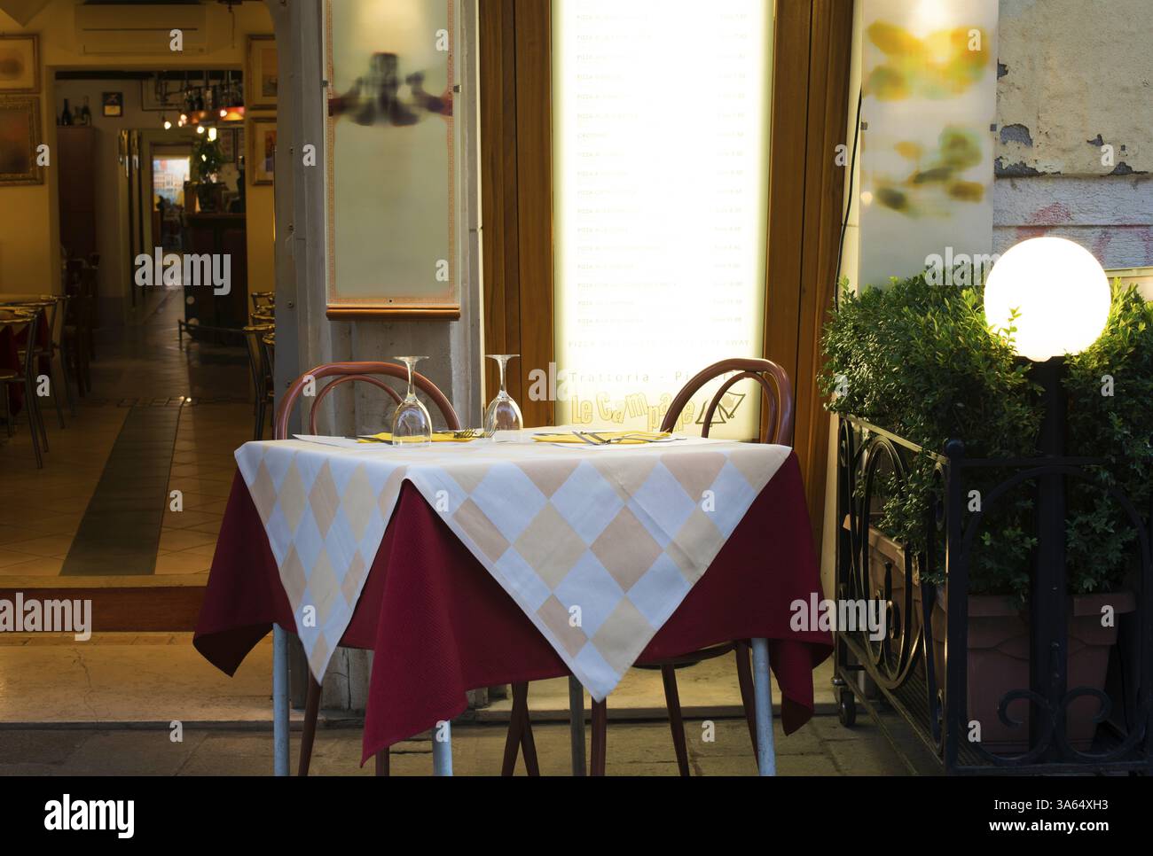 Table dans un restaurant italien. Meubles anciens en bois Banque D'Images