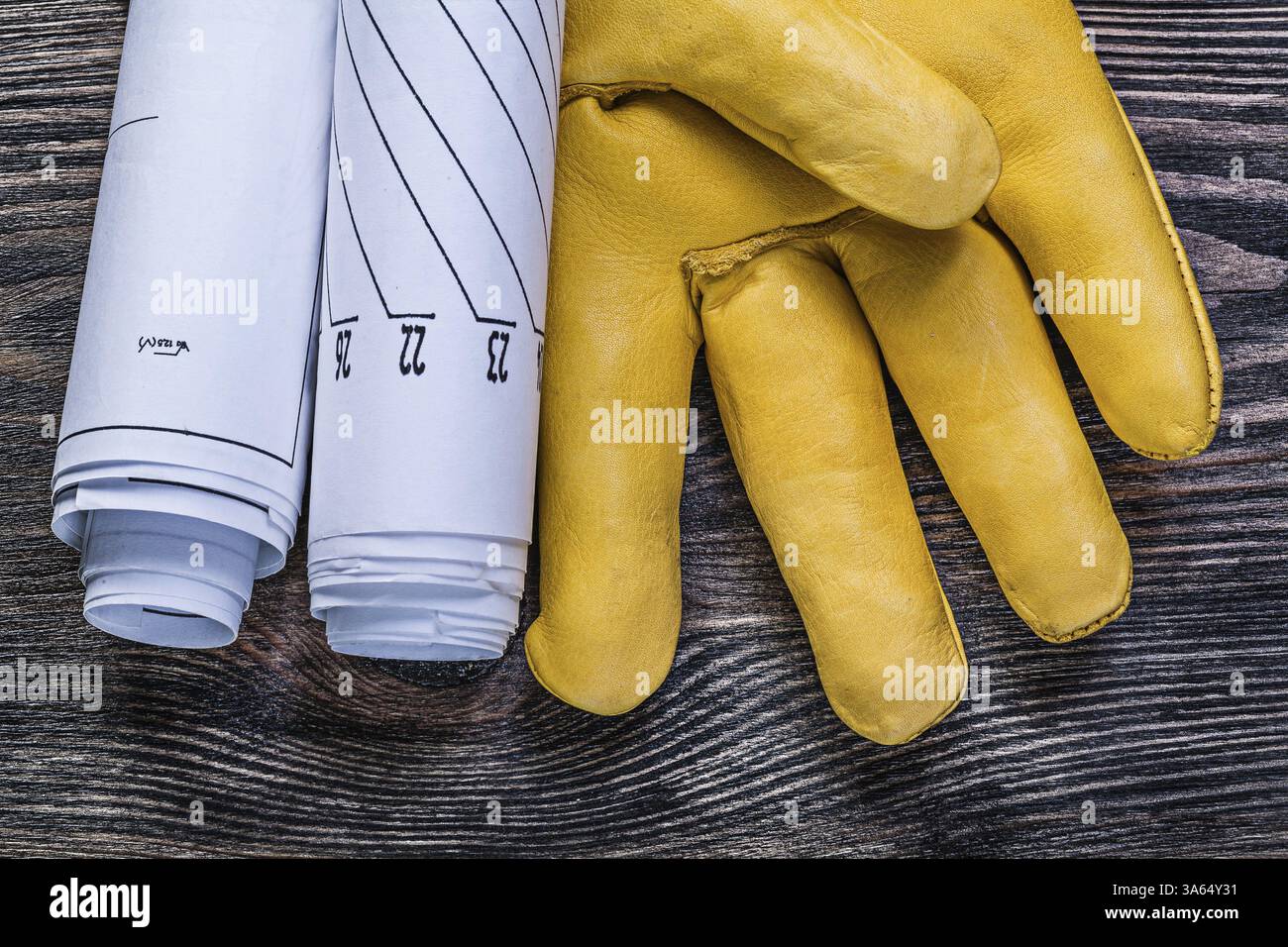 Composition de gants de sécurité en cuir roulés dessins d'ingénierie sur le concept de construction de panneaux en bois Banque D'Images