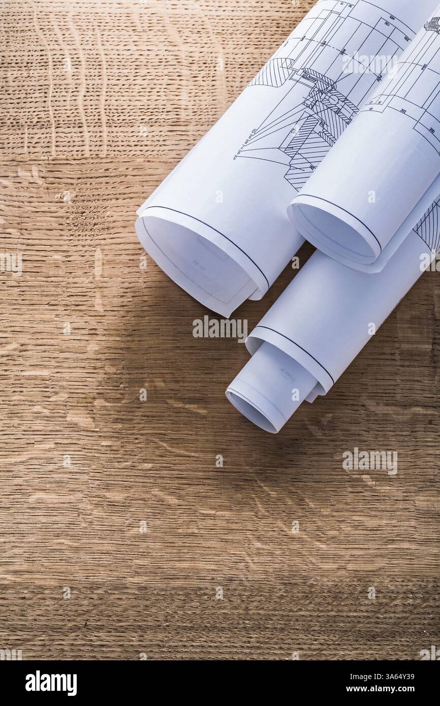 Rouleaux de plans de construction sur le concept d'entretien des panneaux en bois Banque D'Images