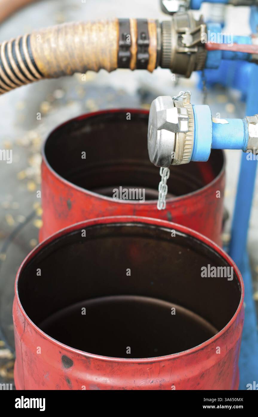 Gros Camion flexibles pour la station de carburant, pompes et barils d'huile Banque D'Images