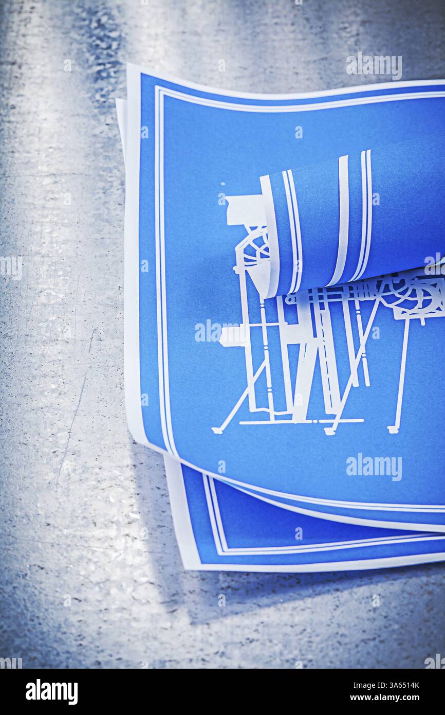 Dessins de construction roulés bleus sur fond métallique Banque D'Images