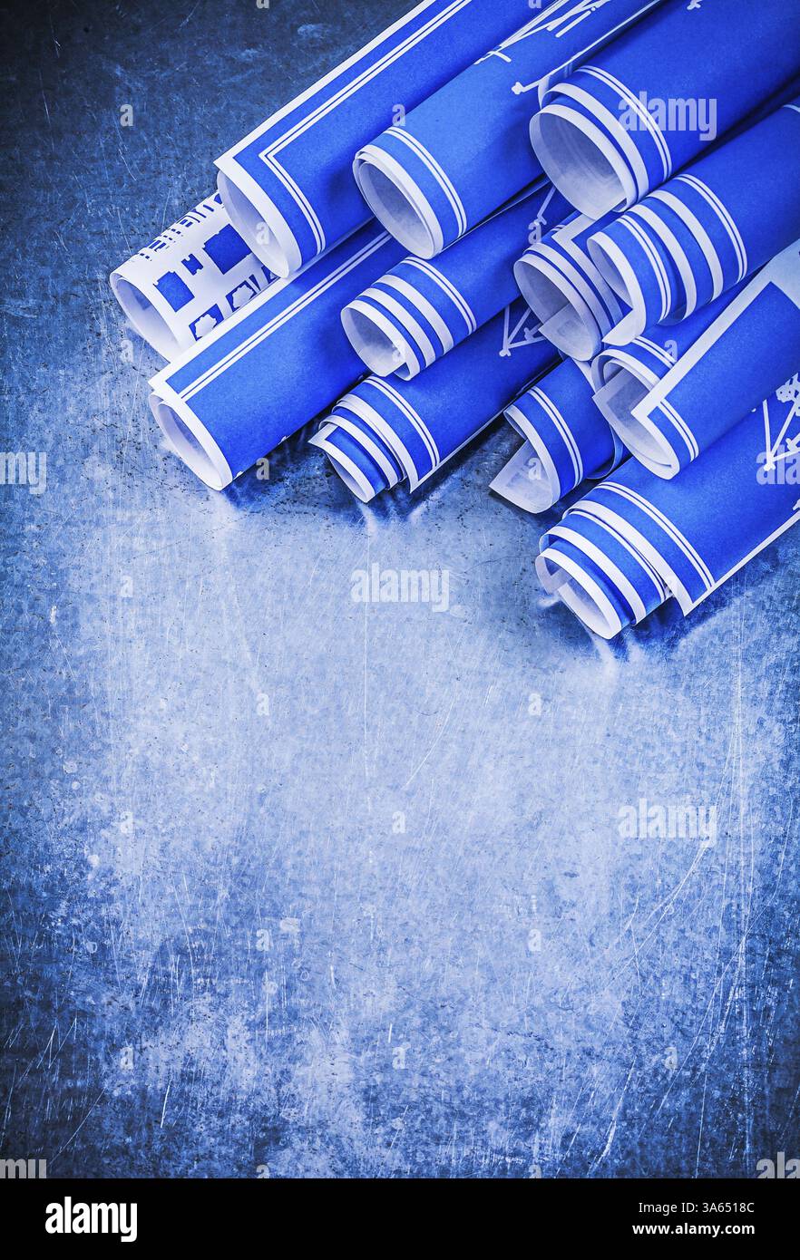 Pile de plans de construction laminés bleus sur le concept de maintenance de fond métallique Banque D'Images