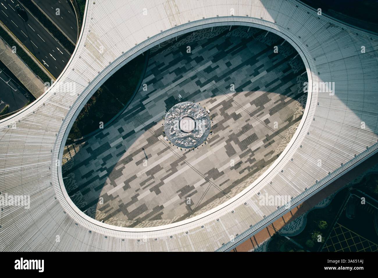 Vue panoramique sur « Nine Dragons », une œuvre d'art du sculpteur Ren Zhe sur la place centrale devant la porte F du stade Kai Tak. Banque D'Images