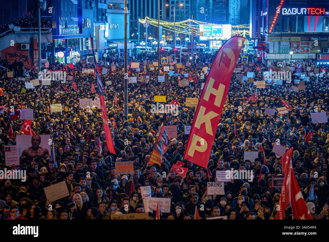 Ankara, Turquie. 24 mars 2025. Vue générale des manifestants pendant le rallye. Les manifestations qui ont commencé après l'arrestation du maire métropolitain d'Istanbul, Ekrem ?mamo ?lu, le 23 mars, se poursuivent dimanche, du Parti républicain du peuple (CHP). La police a empêché la marche de la messe réunie sur la place K ?z ?Lay à Ankara. Crédit : SOPA images Limited/Alamy Live News Banque D'Images