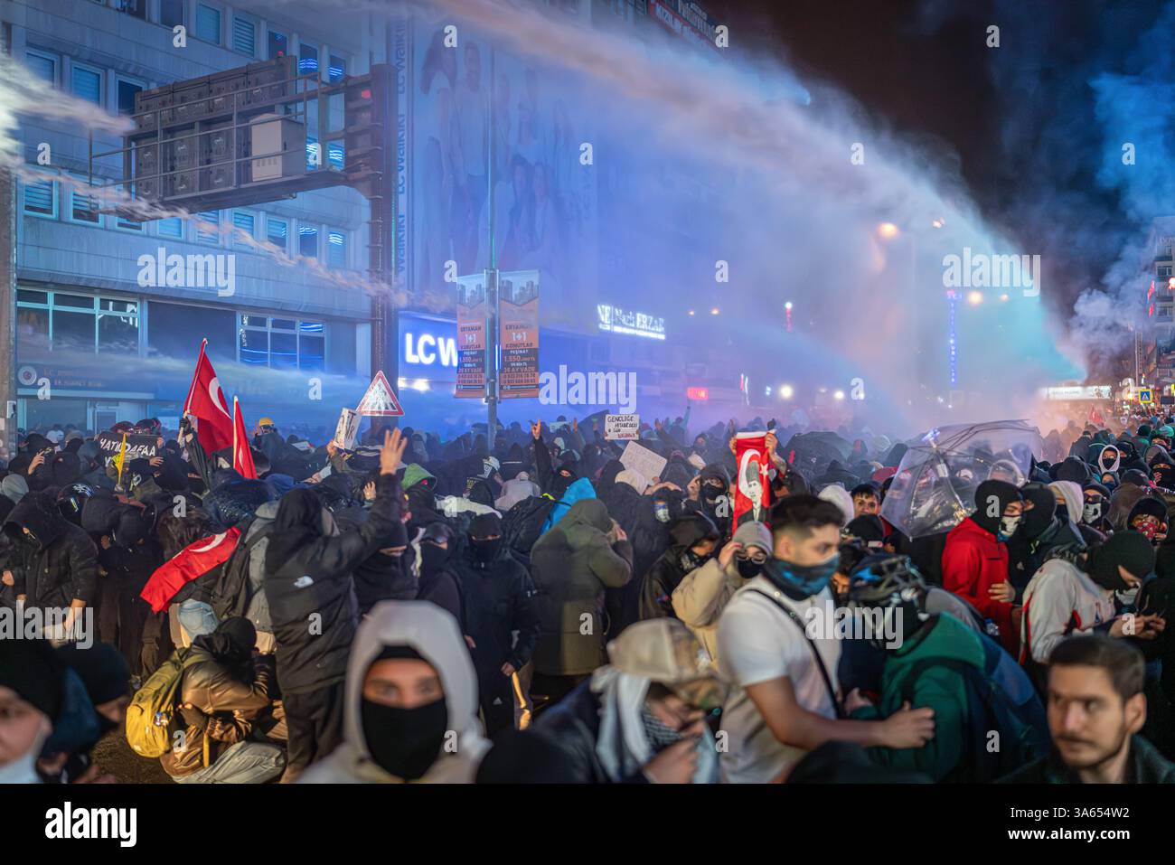 Ankara, Turquie. 24 mars 2025. Le canon à eau interfère avec les manifestants pendant le rassemblement. Les manifestations qui ont commencé après l'arrestation du maire métropolitain d'Istanbul, Ekrem ?mamo ?lu, le 23 mars, se poursuivent dimanche, du Parti républicain du peuple (CHP). La police a empêché la marche de la messe réunie sur la place K ?z ?Lay à Ankara. Crédit : SOPA images Limited/Alamy Live News Banque D'Images