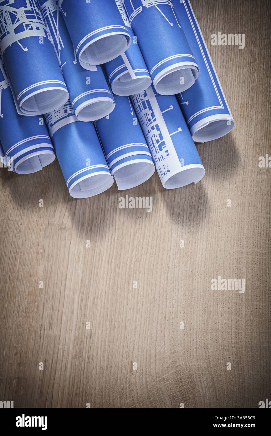 Plans roulés bleus sur le concept de construction de panneaux en bois Banque D'Images