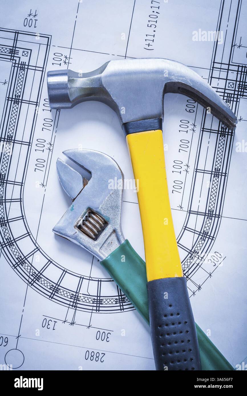 Clé réglable à marteau à griffe sur le dessin de construction concept de bâtiment et d'architecture Banque D'Images