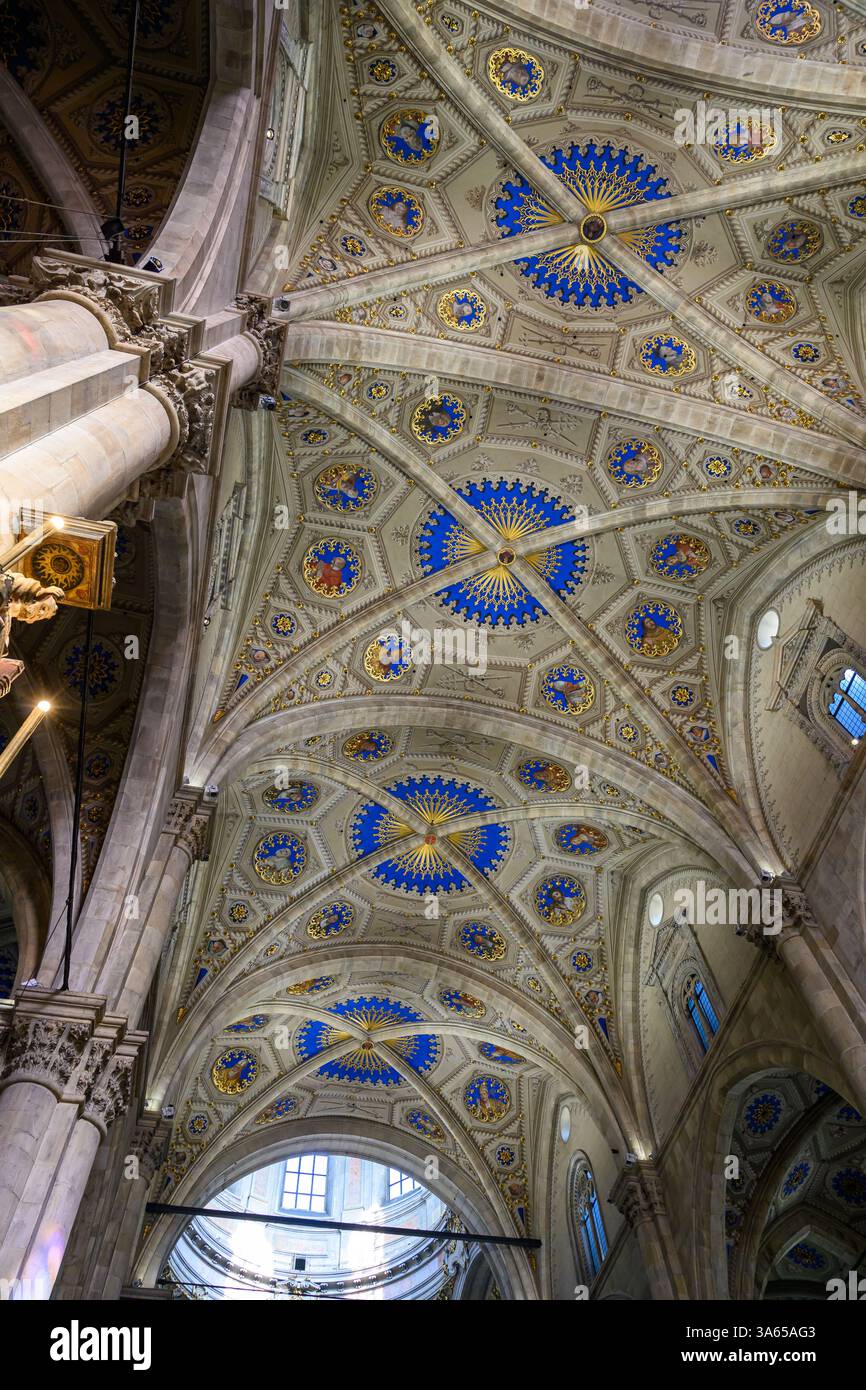 Plafond intérieur de la cathédrale de Côme (Cattedrale di Santa Maria Assunta Duomo di Como) – Côme, Italie – 05 mars 2025 Banque D'Images