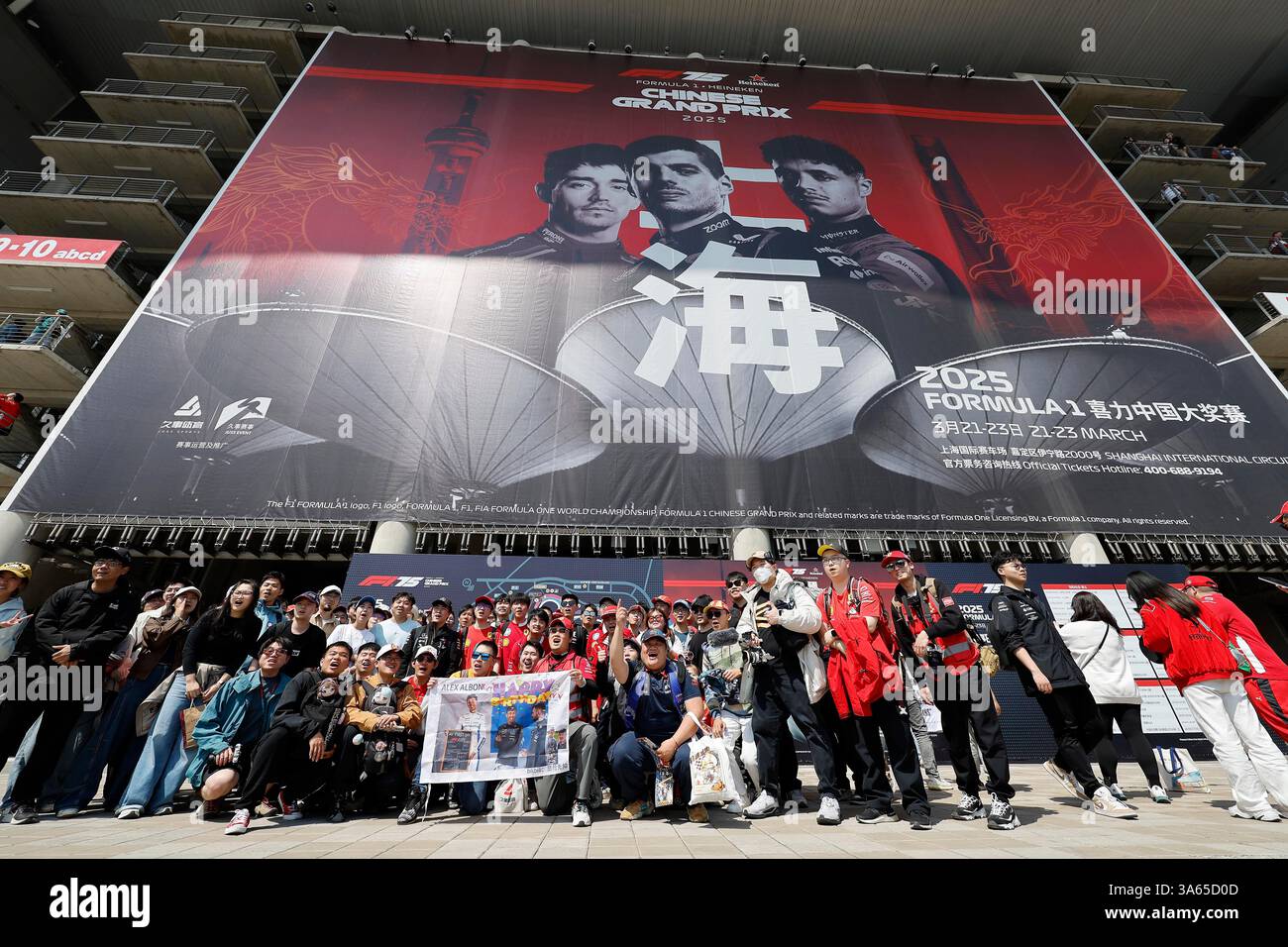 Shanghai, Chine.22 mars 2025. Les fans de F1 du monde entier apprécient la culture de la course au circuit international de Shanghai, le 21 mars 2025. Le Grand Prix de Chine de formule 1 2025 a débuté le 21 mars à Shanghai. Crédit : Yin Liqin/China News Service/Alamy Live News Banque D'Images