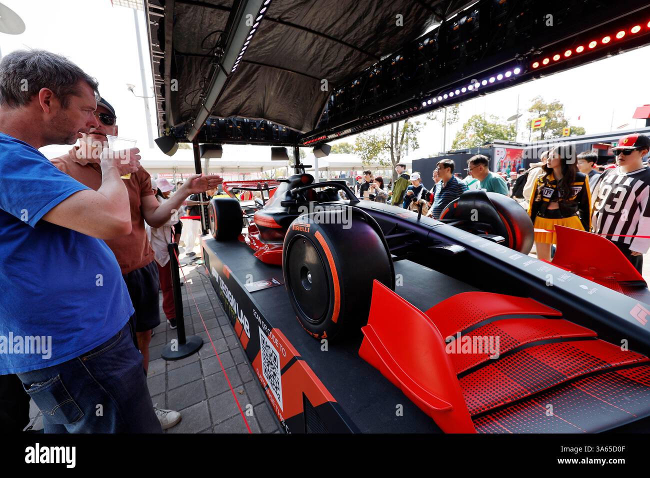 Shanghai, Chine.22 mars 2025. Les fans de F1 du monde entier apprécient la culture de la course au circuit international de Shanghai, le 21 mars 2025. Le Grand Prix de Chine de formule 1 2025 a débuté le 21 mars à Shanghai. Crédit : Yin Liqin/China News Service/Alamy Live News Banque D'Images