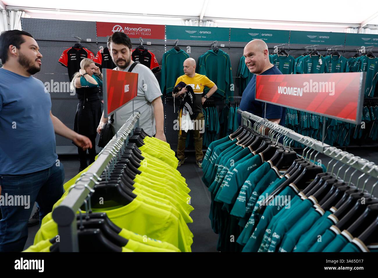 Shanghai, Chine.22 mars 2025. Les fans de F1 du monde entier apprécient la culture de la course au circuit international de Shanghai, le 21 mars 2025. Le Grand Prix de Chine de formule 1 2025 a débuté le 21 mars à Shanghai. Crédit : Yin Liqin/China News Service/Alamy Live News Banque D'Images