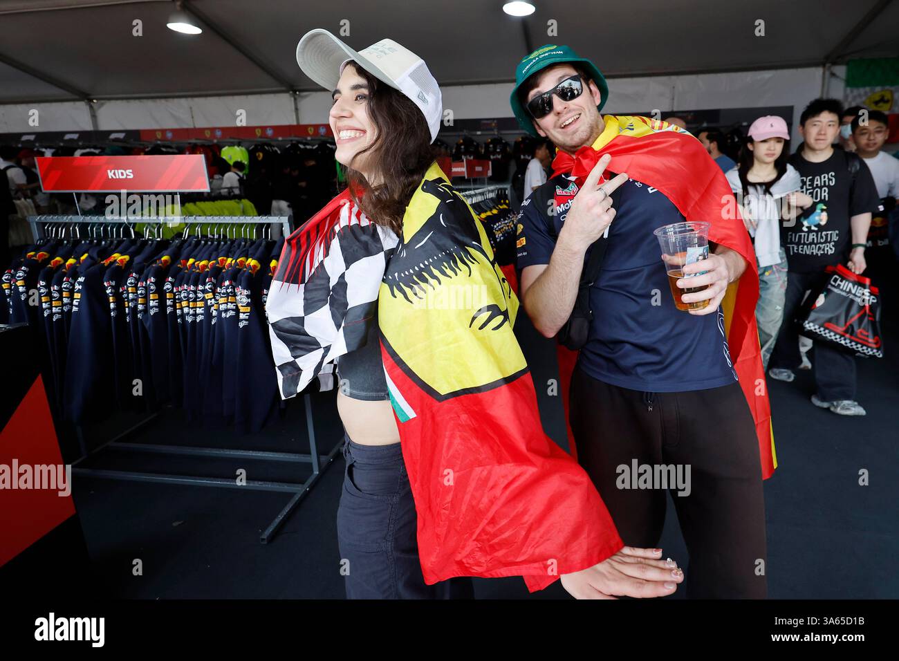 Shanghai, Chine.22 mars 2025. Les fans de F1 du monde entier apprécient la culture de la course au circuit international de Shanghai, le 21 mars 2025. Le Grand Prix de Chine de formule 1 2025 a débuté le 21 mars à Shanghai. Crédit : Yin Liqin/China News Service/Alamy Live News Banque D'Images