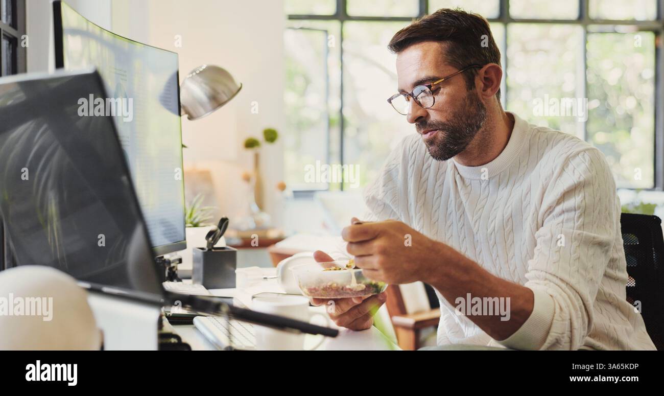 Manger, en ligne et homme avec ordinateur, maison et examen des graphiques pour le rapport, le travail à distance ou l'analyste de données. Écran, coordinateur financier et personne avec Banque D'Images
