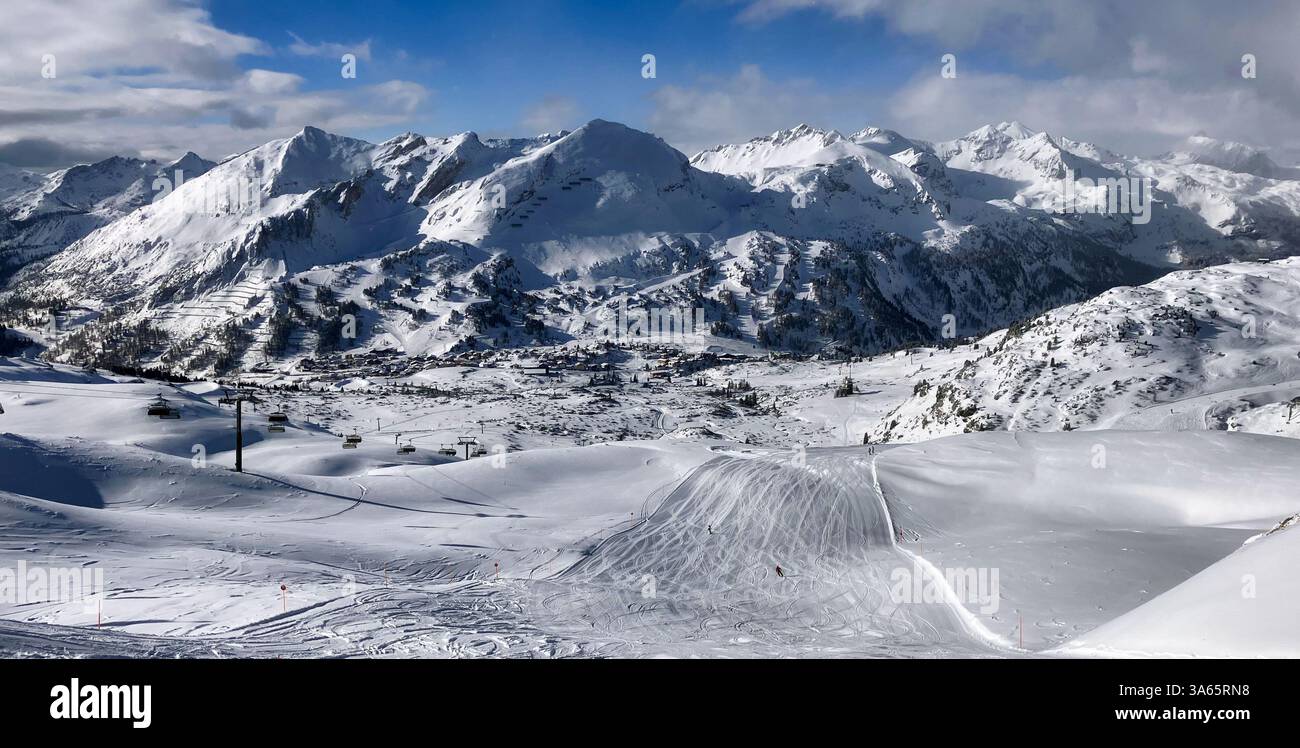 Belle vue panoramique alpine montagnes enneigées, belles montagnes européennes d'hiver dans les Alpes, pente pour les skieurs de fond dans le paysage Banque D'Images