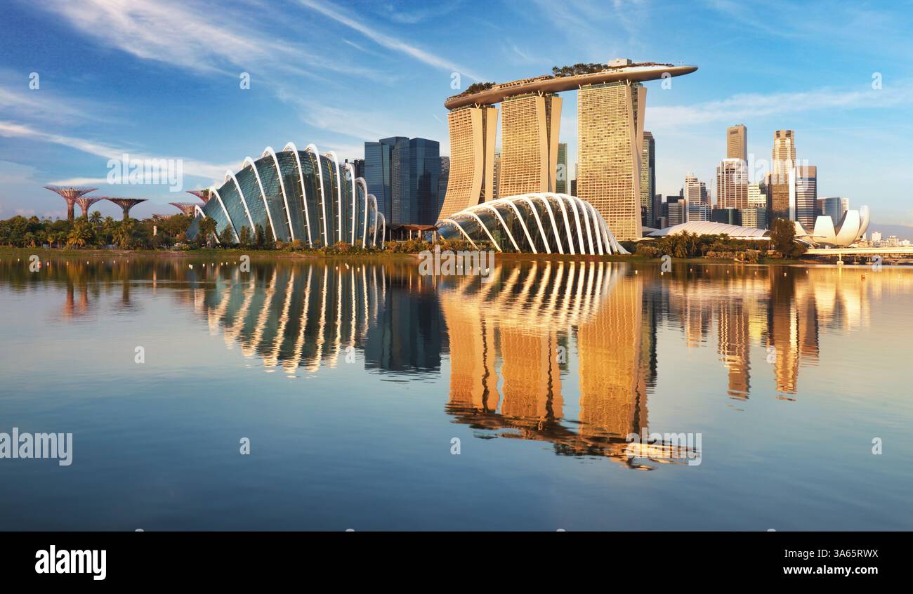 SINGAPOUR, SINGAPOUR - OCTOBRE 2019 : vue d'horizon de la baie de Marina de Singapour la nuit avec les sables de Marina Bay, le musée des sciences de l'art et les bateaux touristiques Banque D'Images