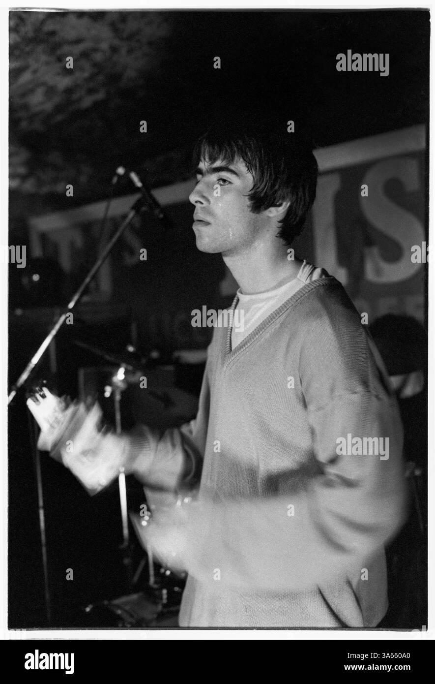 OASIS, PREMIÈRE TOURNÉE en TÊTE D'AFFICHE au Royaume-Uni, 1994 : Liam Gallagher d'Oasis au Legendary TJs à Newport, pays de Galles, le 3 mai 1994. C'est le premier concert du groupe au pays de Galles. Photographie : Rob Watkins. Il s'agit de la première tournée nationale du groupe en soutien à leur deuxième single Shakermaker. En 1994, Oasis fait irruption sur la scène musicale britannique avec son premier album Defined Maybe, redéfinissant la Britpop avec de l'énergie brute et des chansons anthémiques. Menés par les frères Liam et Noel Gallagher, leur attitude, leur swagger et leurs hits comme Live Forever en ont fait des icônes instantanées du rock. Banque D'Images