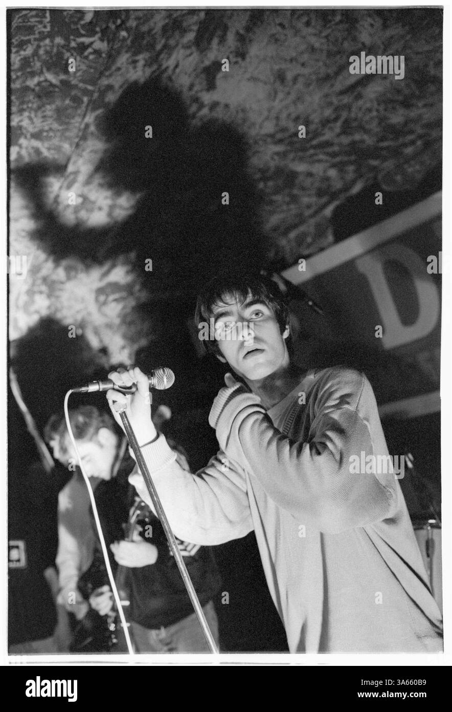 OASIS, PREMIÈRE TOURNÉE en TÊTE D'AFFICHE au Royaume-Uni, 1994 : Liam Gallagher d'Oasis au Legendary TJs à Newport, pays de Galles, le 3 mai 1994. C'est le premier concert du groupe au pays de Galles. Photographie : Rob Watkins. Il s'agit de la première tournée nationale du groupe en soutien à leur deuxième single Shakermaker. En 1994, Oasis fait irruption sur la scène musicale britannique avec son premier album Defined Maybe, redéfinissant la Britpop avec de l'énergie brute et des chansons anthémiques. Menés par les frères Liam et Noel Gallagher, leur attitude, leur swagger et leurs hits comme Live Forever en ont fait des icônes instantanées du rock. Banque D'Images
