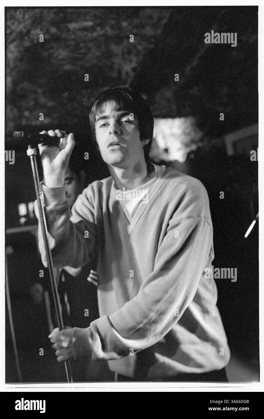 OASIS, PREMIÈRE TOURNÉE en TÊTE D'AFFICHE au Royaume-Uni, 1994 : Liam Gallagher d'Oasis au Legendary TJs à Newport, pays de Galles, le 3 mai 1994. C'est le premier concert du groupe au pays de Galles. Photographie : Rob Watkins. Il s'agit de la première tournée nationale du groupe en soutien à leur deuxième single Shakermaker. En 1994, Oasis fait irruption sur la scène musicale britannique avec son premier album Defined Maybe, redéfinissant la Britpop avec de l'énergie brute et des chansons anthémiques. Menés par les frères Liam et Noel Gallagher, leur attitude, leur swagger et leurs hits comme Live Forever en ont fait des icônes instantanées du rock. Banque D'Images