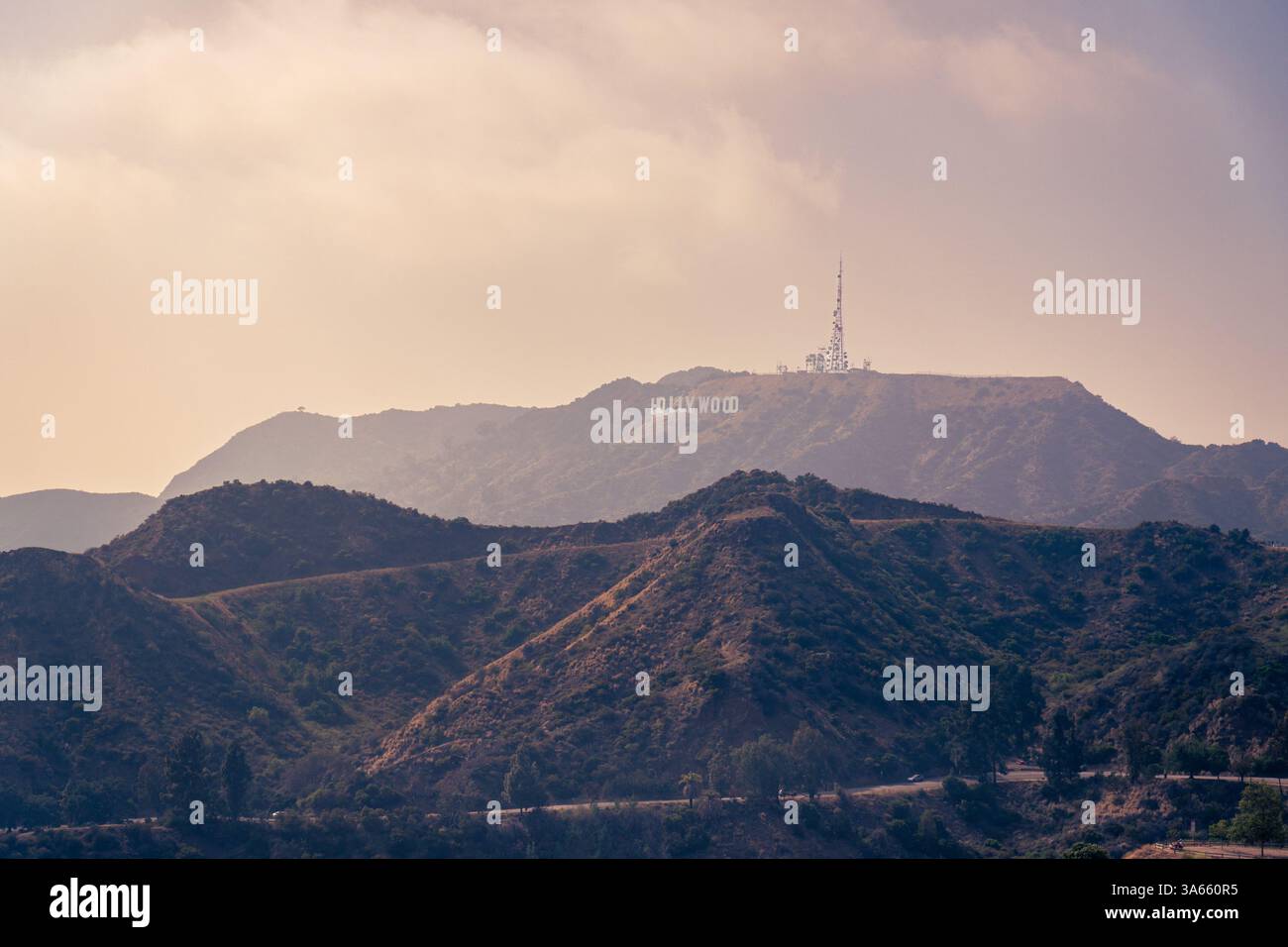 Une vue horizontale époustouflante d'une chaîne de montagnes majestueuse sous un ciel nuageux en toile de fond avec la vue lointaine des lettres d'Hollywood à Los Angeles, aux États-Unis Banque D'Images