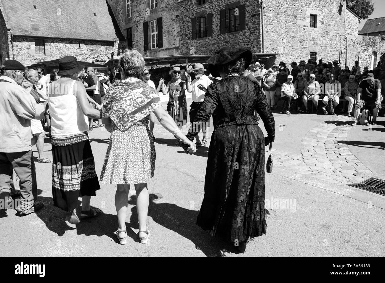 SAINT-SULIAC, FRANCE - 5 AOÛT 2018 : danse sur place lors de la fête traditionnelle qui plonge ce village de pêcheurs breton au début des années 1900 Noir blanc Banque D'Images