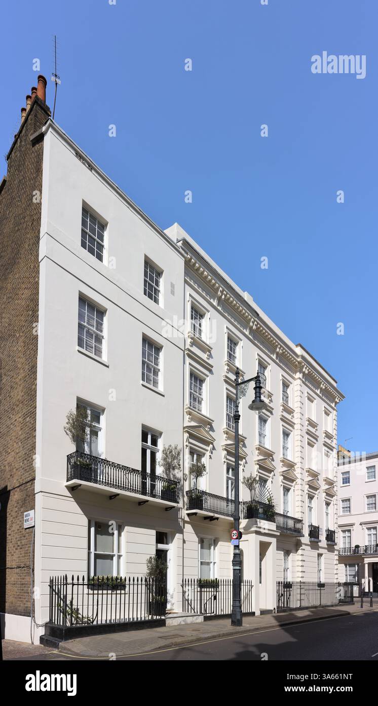Appartements mitoyens de luxe, coin de Chester Row et South Eaton place, Belgravia, Londres, Angleterre. Banque D'Images