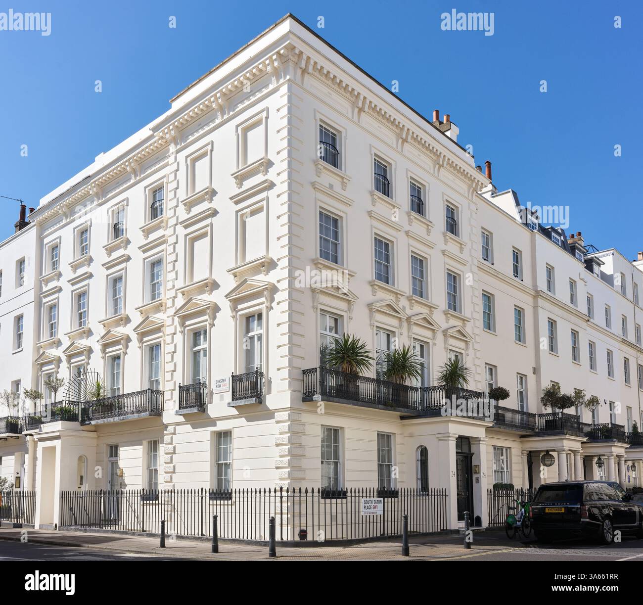 Appartements mitoyens de luxe, coin de Chester Row et South Eaton place, Belgravia, Londres, Angleterre. Banque D'Images
