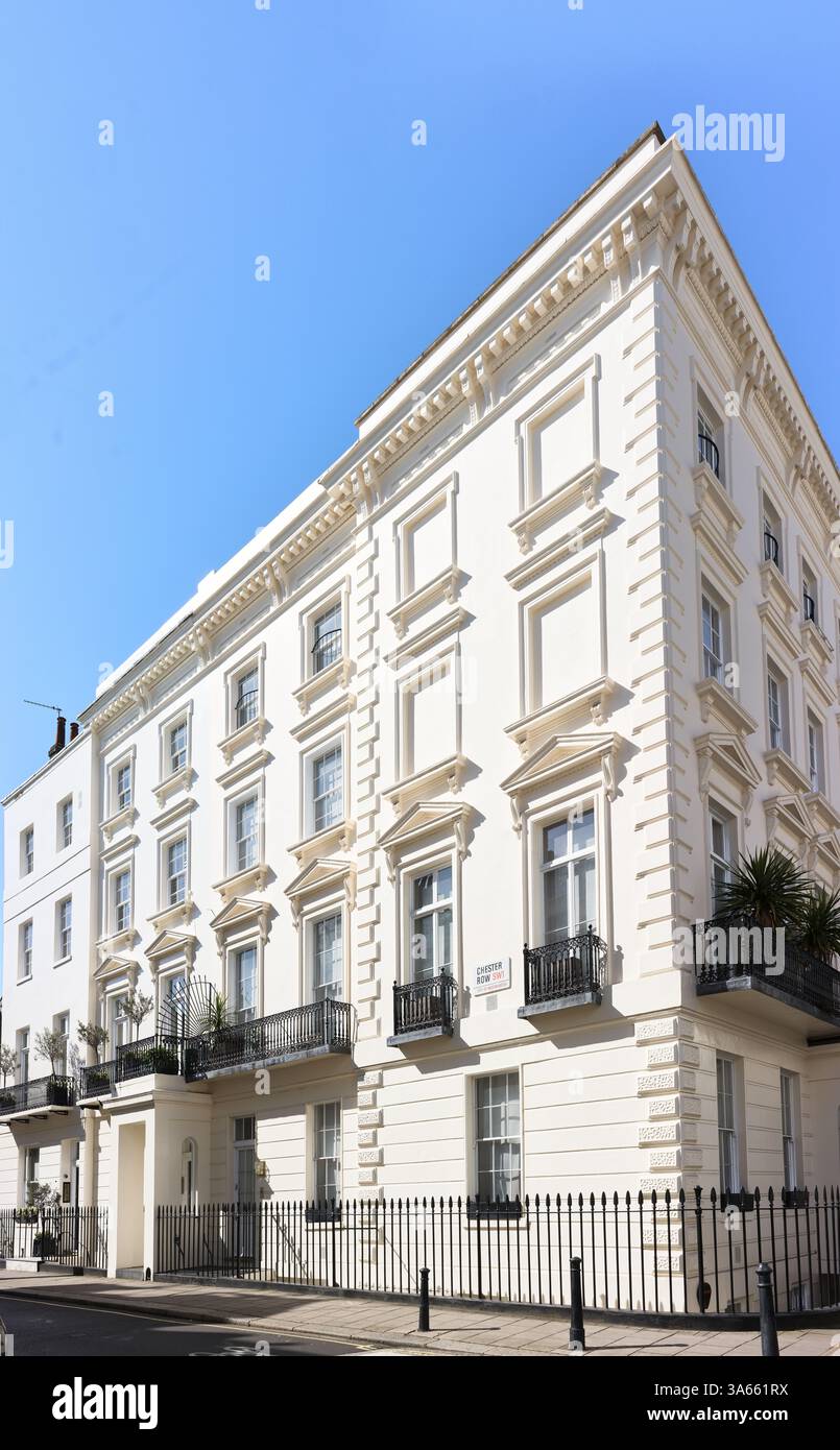 Appartements mitoyens de luxe, coin de Chester Row et South Eaton place, Belgravia, Londres, Angleterre. Banque D'Images