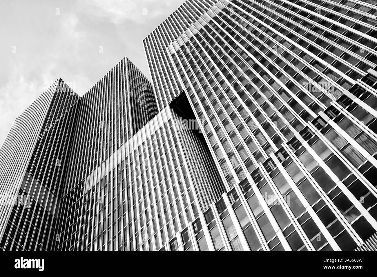 Vue en bas angle du complexe moderne de grande hauteur 'de Rotterdam' comme concept d'une 'ville verticale' à Rotterdam, aux pays-Bas en noir et blanc Banque D'Images Vue en bas angle du complexe moderne de grande hauteur 'de Rotterdam' comme concept d'une 'ville verticale' à Rotterdam, aux pays-Bas en noir et blanc Banque D'Images