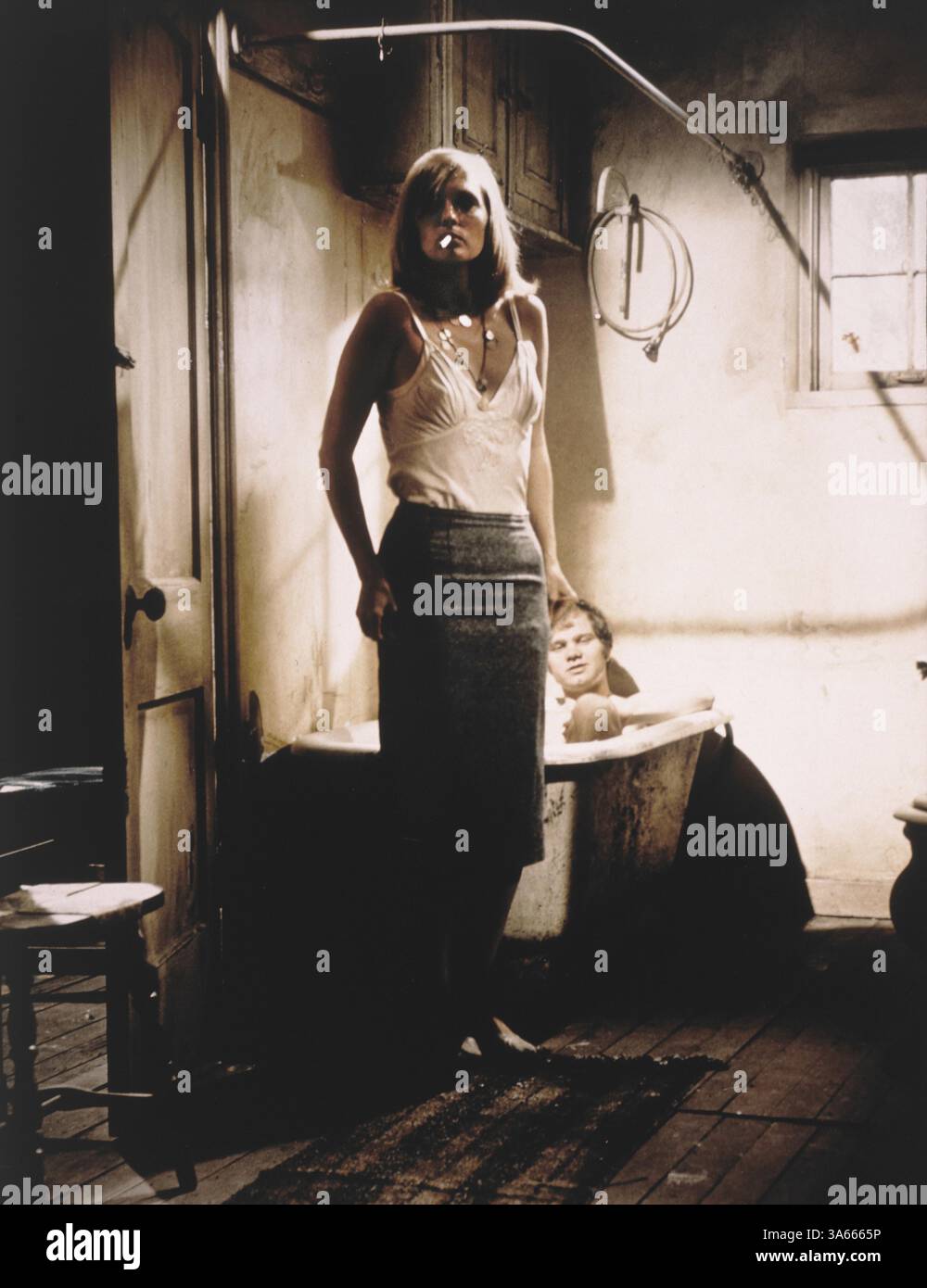 Le petit escroc Clyde Barrow (Warren Beatty) tente de voler une voiture et se retrouve avec la fille de son propriétaire, Bonnie Parker (FAYE DUNAWAY), fille mécontente de la petite ville. Leurs crimes vont rapidement d'un vol mineur à un vol de banque, mais les tensions entre le couple et les autres membres de leur gang - le conducteur malheureux C.W. (Michael J. Pollard), le suave frère aîné de Clyde, Buck (Gene Hackman) et la femme de Buck, Blanche (Estelle Parsons) - pourraient tous les détruire. Réalisateur : Arthur Penn. (crédit image : © JT Vintage via ZUMA Press Wire) Banque D'Images