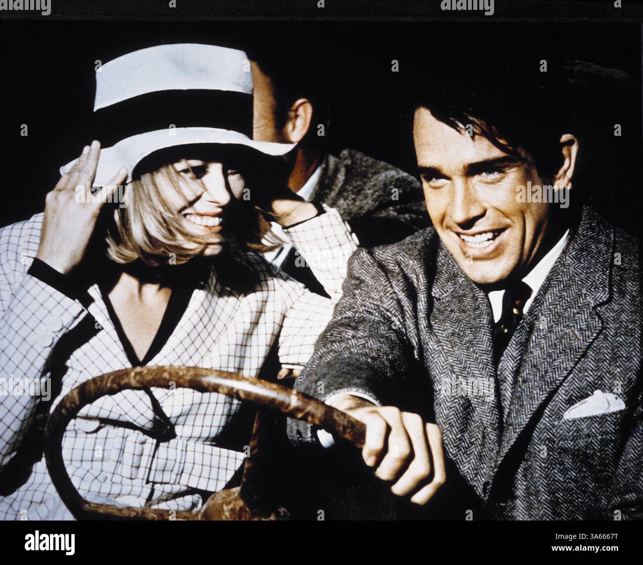 Le petit escroc Clyde Barrow (WARREN BEATTY) tente de voler une voiture et se retrouve avec la fille de son propriétaire, Bonnie Parker (FAYE DUNAWAY), fille mécontente de la petite ville. Leurs crimes vont rapidement d'un vol mineur à un vol de banque, mais les tensions entre le couple et les autres membres de leur gang - le conducteur malheureux C.W. (Michael J. Pollard), le suave frère aîné de Clyde, Buck (Gene Hackman) et la femme de Buck, Blanche (Estelle Parsons) - pourraient tous les détruire. Réalisateur : Arthur Penn. (crédit image : © JT Vintage via ZUMA Press Wire) Banque D'Images