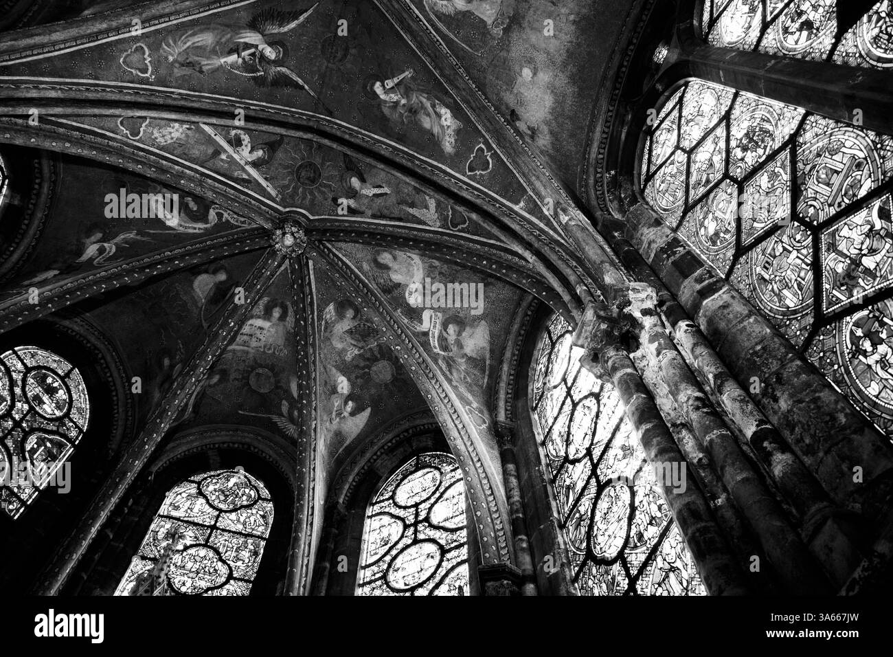 LE MANS, FRANCE - 2 AOÛT 2018 : Anges musiciens jouent un concert céleste . Fresque sur les voûtes de la chapelle de la Vierge en cathédrale. Photo noir et blanc. Banque D'Images