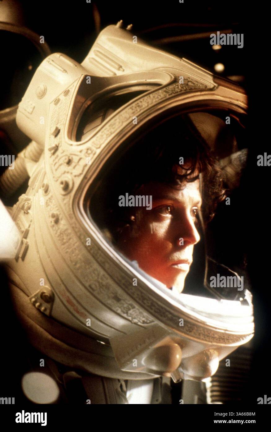 Aug 01, 1979 ; Londres, Royaume-Uni ; Sigourney Weaver stars comme Ripley dans le thriller de science-fiction "étranger : l'administration Cut' réalisé par Ridley Scott. Banque D'Images