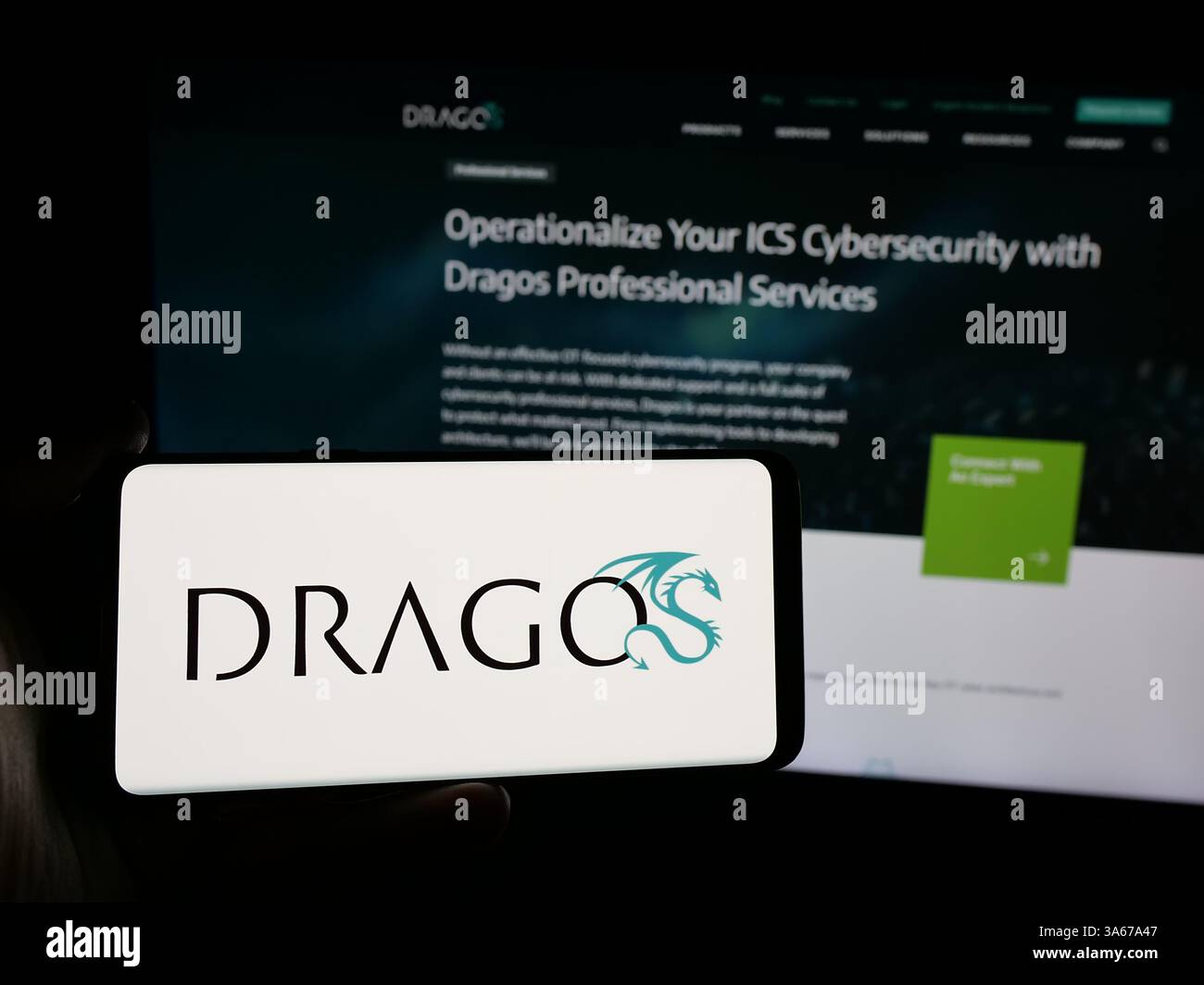 Dans cette illustration photo, un smartphone avec le logo de la société américaine de cybersécurité Dragos Inc sur l'écran en face du site. Banque D'Images