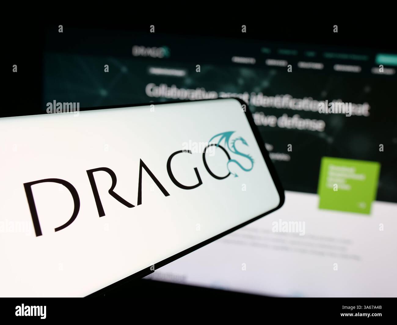 Dans cette illustration photo, un téléphone portable avec le logo de la société américaine de cybersécurité Dragos Inc est vu sur l'écran devant le site Web de l'entreprise. Banque D'Images