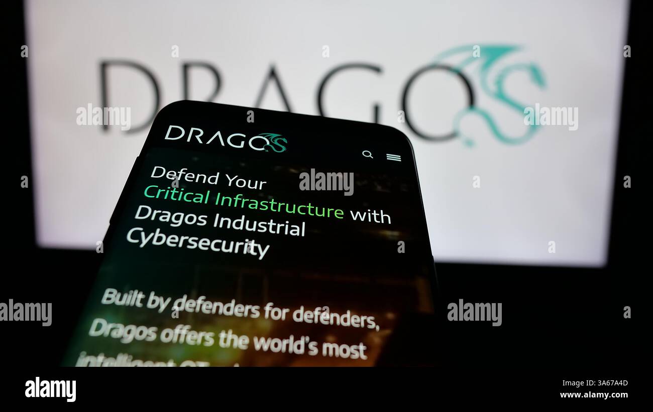 Dans cette illustration photo, un smartphone avec le site Web de la société américaine de cybersécurité Dragos Inc est vu à l'écran devant le logo de l'entreprise. Banque D'Images