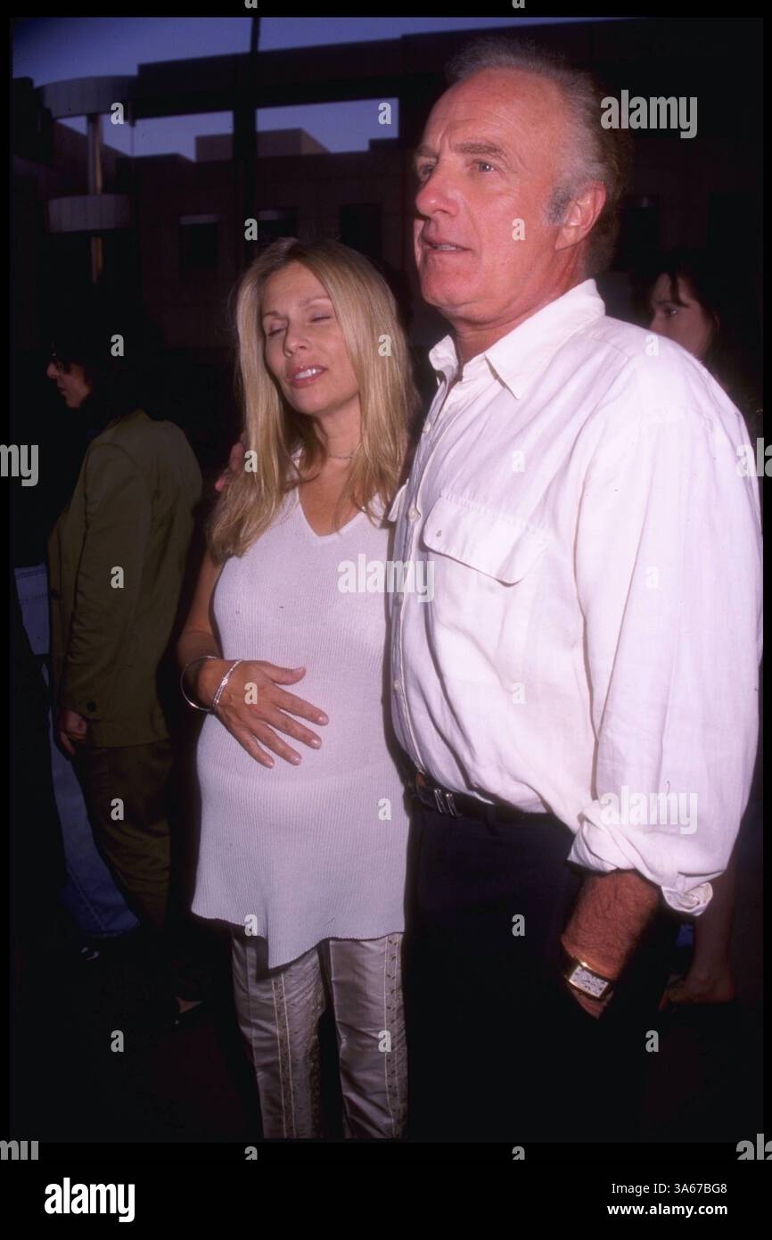 19 août 1998 ; Hollywood, CA, États-Unis ; L'acteur JAMES CAAN et son épouse assistent à la projection de ''The Rat Pack'' de HBO au Sam Goldwyn Theater de Beverly Hills, CA. (Michelson-Miira/1998) Banque D'Images