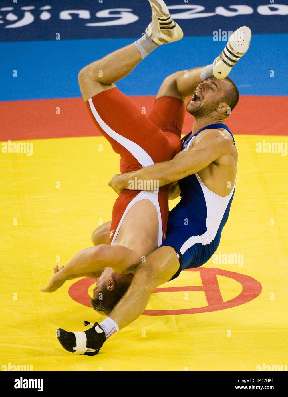 14 août 2008 - Adam Wheeler des États-Unis, en bleu, bat Tae-Young Han de Corée dans la division de lutte gréco-romaine de 96 kg aux Jeux de la XXIXe Olympiade à Beijing, en Chine. (Paul Kitagaki Jr./Sacramento Bee/MCT) (image crédit : © Paul Kitagaki Jr/MCT/ZUMAPRESS.com) Banque D'Images