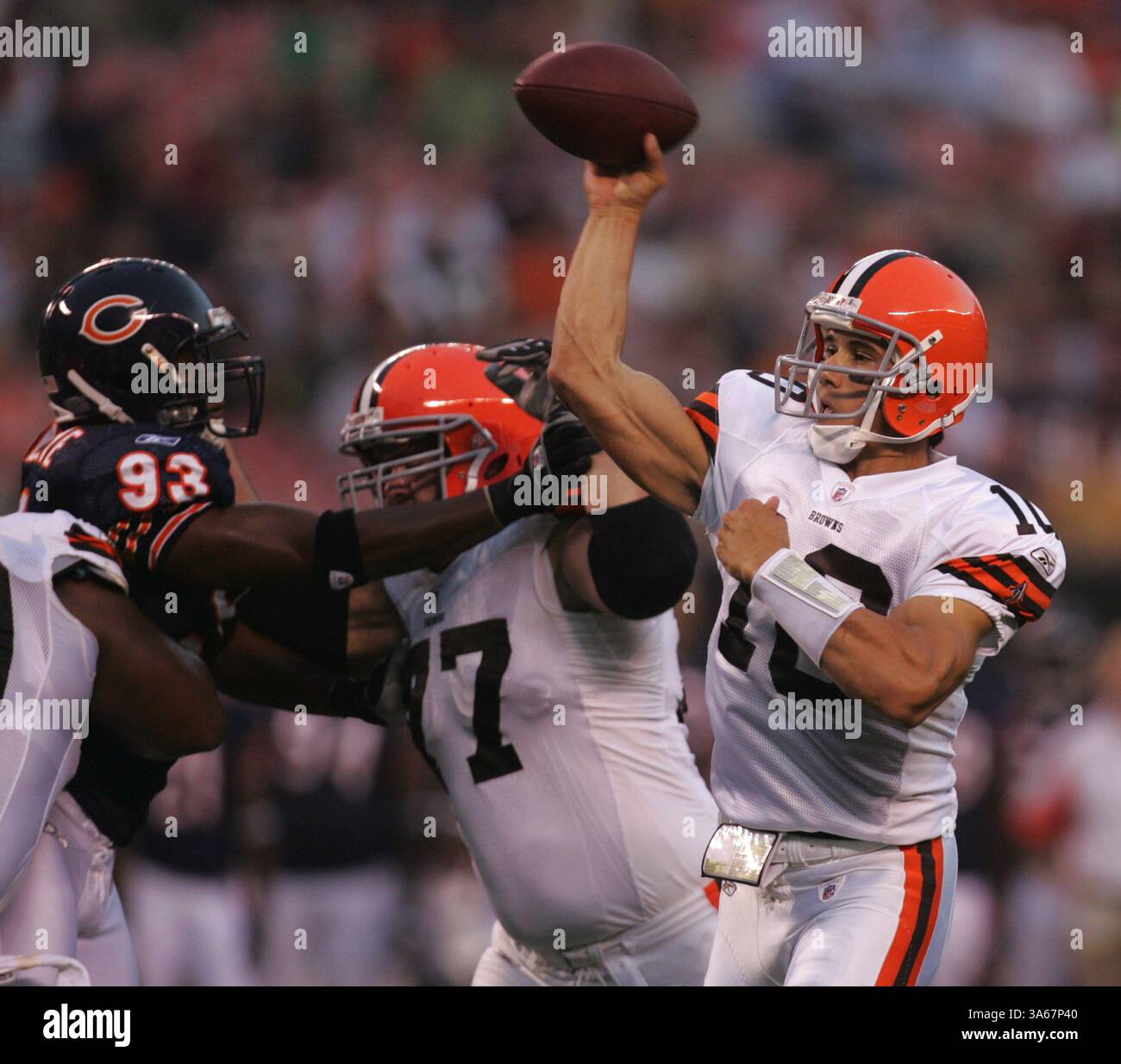 28 août 2008 - Brady Quinn, le quarterback des Browns de Cleveland, obtient une passe-off alors qu'il subit la pression de l'équipe défensive des Chicago Bears Adewale Ogunleye lors du premier quart-temps d'un match de pré-saison de la NFL, le jeudi 28 août 2008, au Cleveland Browns Stadium de Cleveland, Ohio. (Phil Masturzo/Akron Beacon Journal/MCT) (image crédit : © Phil Masturzo/MCT/ZUMAPRESS.com) Banque D'Images