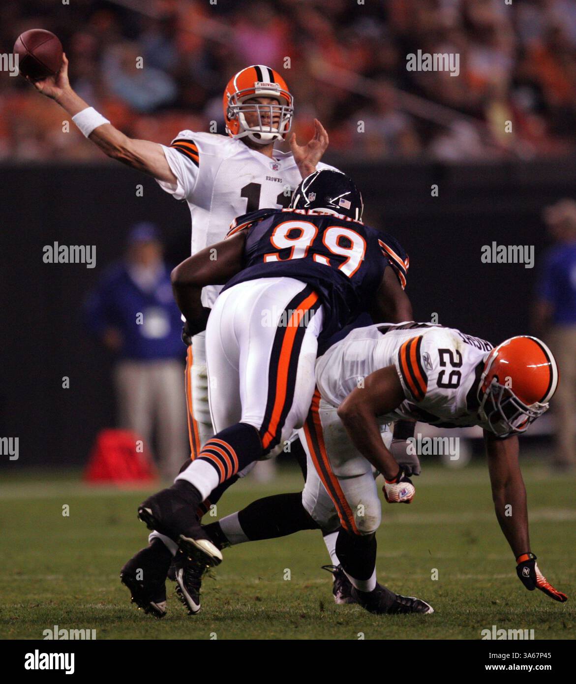 28 août 2008 - le quarterback Ken Dorsey (à gauche) des Cleveland Browns est pressé par Ervin Baldwin des Chicago Bears dans le deuxième quart-temps d'un match de pré-saison de la NFL le jeudi 28 août 2008, au Cleveland Browns Stadium à Cleveland, Ohio. (Lew Stamp/Akron Beacon Journal/MCT) (crédit image : © Lew Stamp/MCT/ZUMAPRESS.com) Banque D'Images