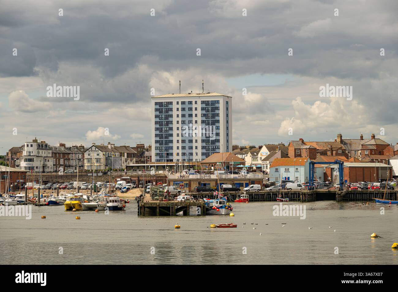 Port de Bridlington avec Ebor House, le seul bâtiment de grande hauteur de Bridlington, debout au loin. East Yorkshire, Royaume-Uni. Banque D'Images