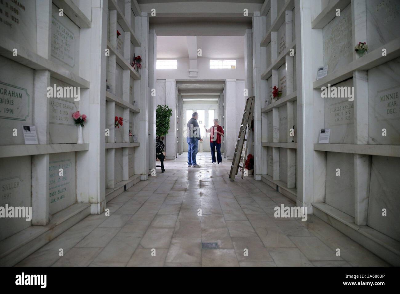 2 novembre 2013 - Beecher, il, USA - les frères et sœurs Scott et Sandra Lee Thielman travaillent sur des projets d'entretien samedi 2 novembre 2013 au mausolée Beecher à Beecher, Ill. Des étudiants de l'Université de l'Illinois à Urbana-Champaign aident à enregistrer l'histoire de ce monument pour la Bibliothèque du Congrès. (Crédit image : © Brian Cassella/MCT/ZUMA Wire) Banque D'Images