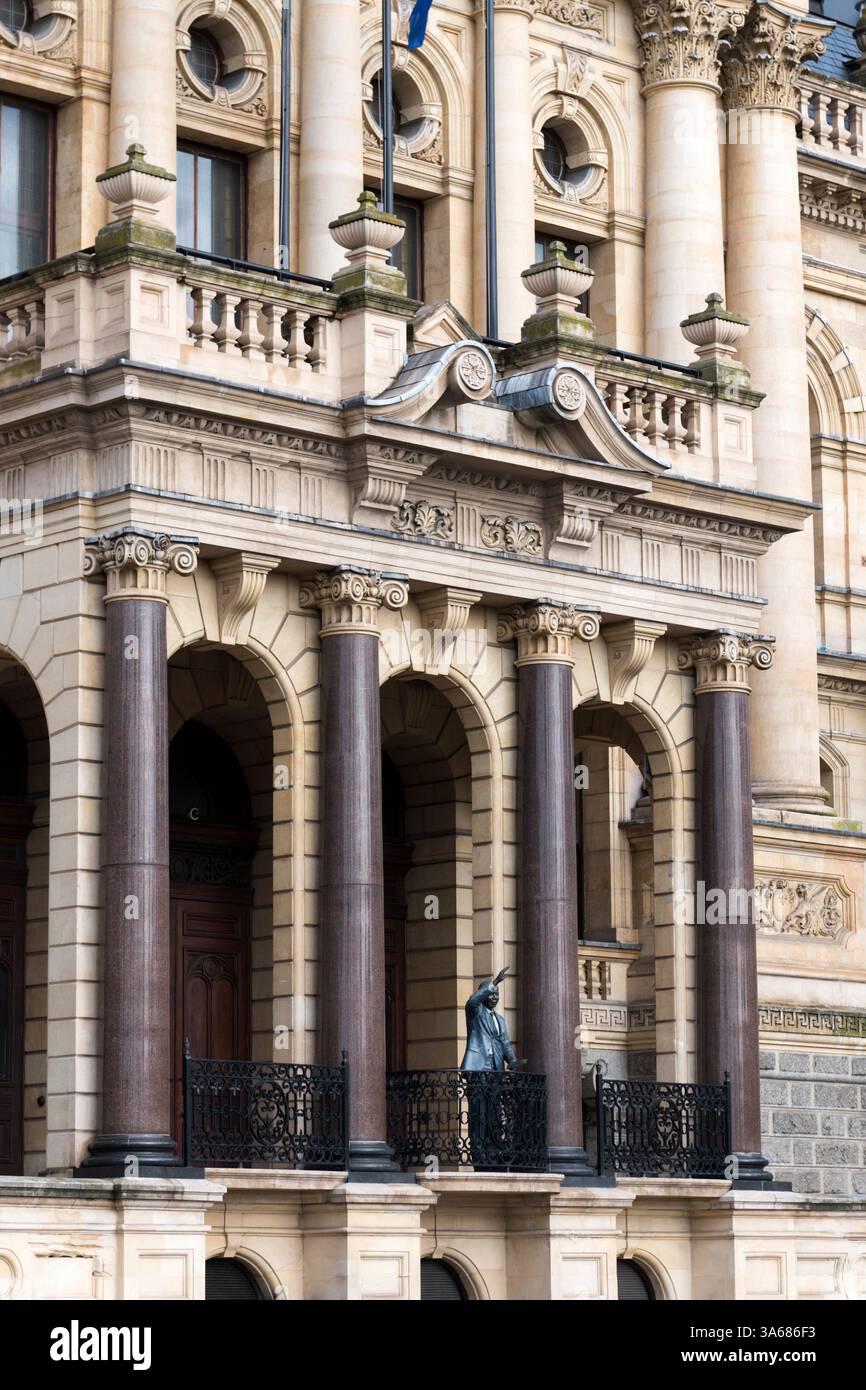 Statue de Nelson Mandel à l'hôtel de ville, le Cap, Afrique du Sud Banque D'Images