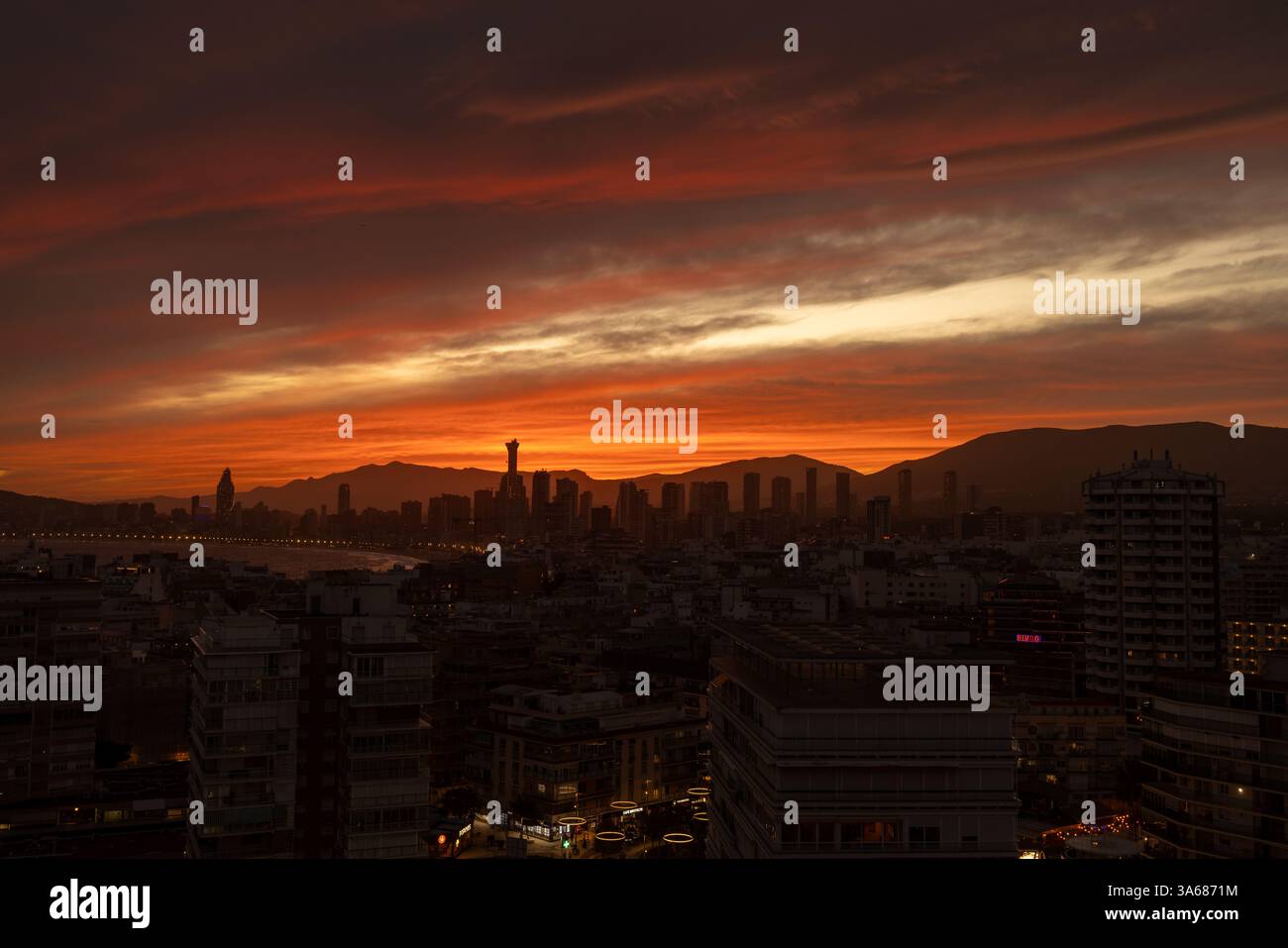 Benidorm Espagne, 20 mars 2025 : photo du coucher de soleil dans la soirée sur la vieille ville de Benidorm en Espagne montrant le beau coucher de soleil rouge avec Banque D'Images