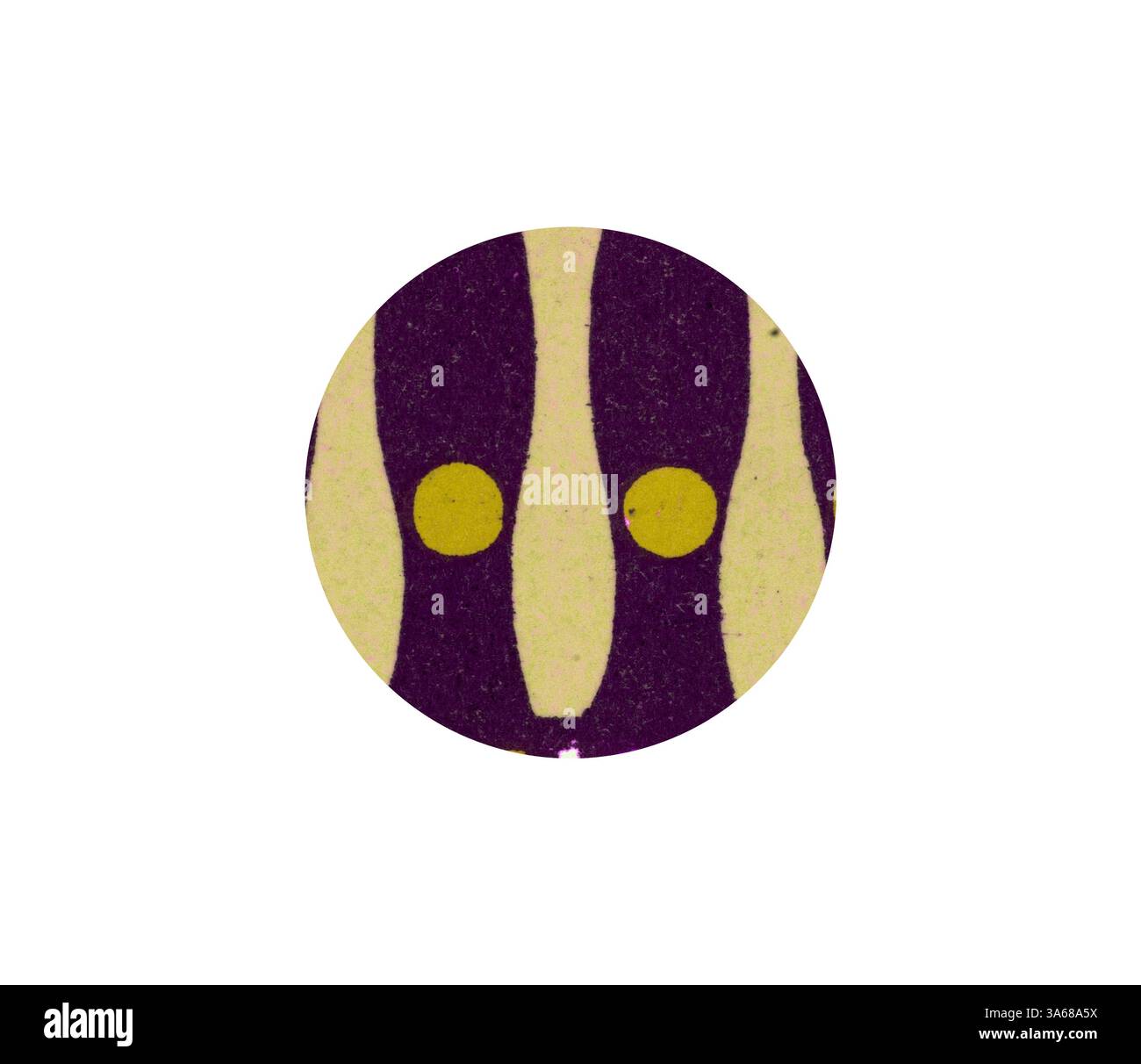 Un motif circulaire aux formes violettes allongées avec des pois jaunes contrastés, pour un design audacieux et saisissant. Art classique avec une touche moderne réinventé par Artotop, ornement égyptien transformé Banque D'Images