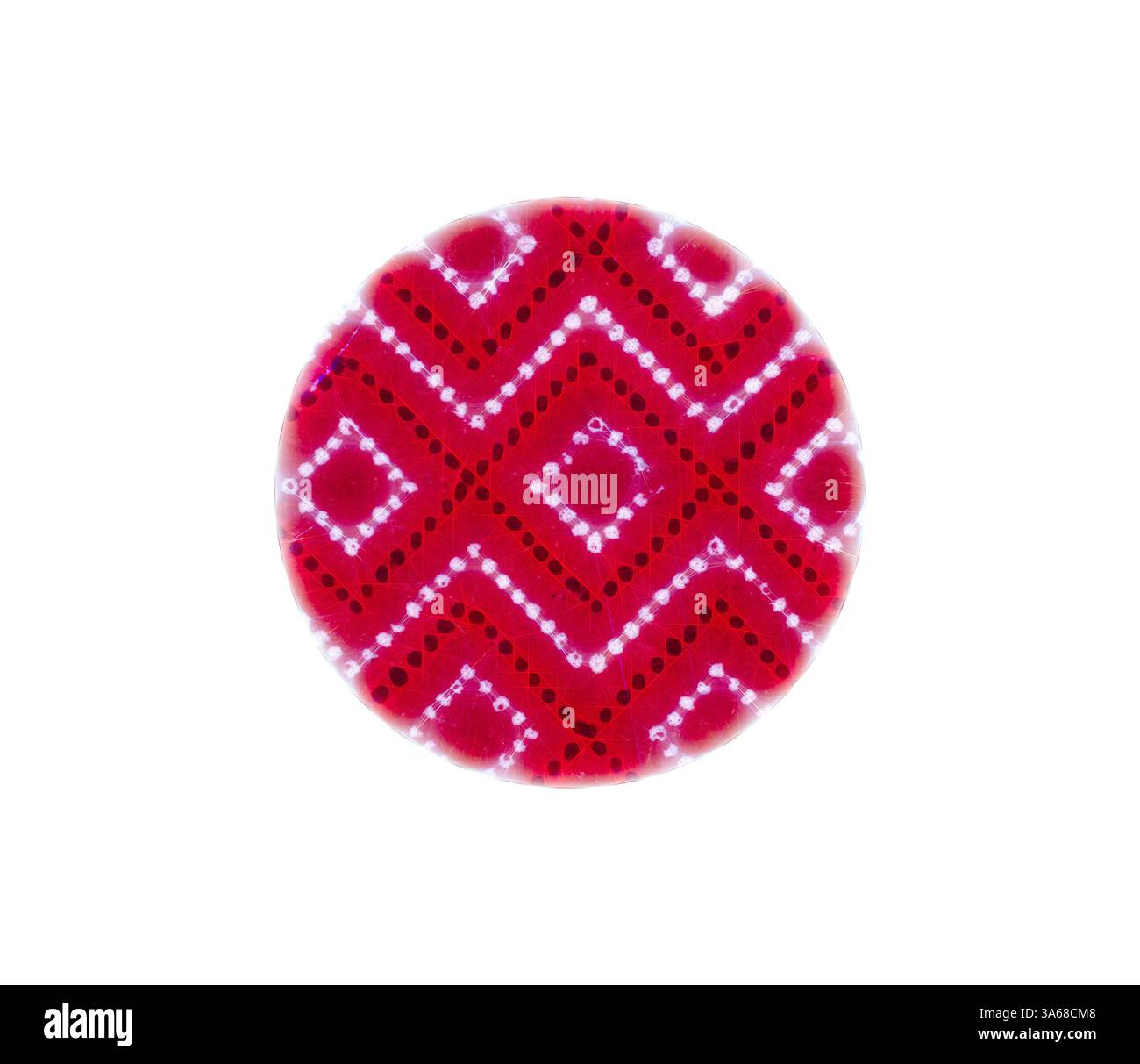 Une surface ronde éclatante arbore un motif rouge saisissant avec des motifs zigzag audacieux entrelacés avec des points blancs, créant un effet visuel dynamique. Art classique avec une touche moderne réinventé par Artotop, ornement égyptien transformé Banque D'Images