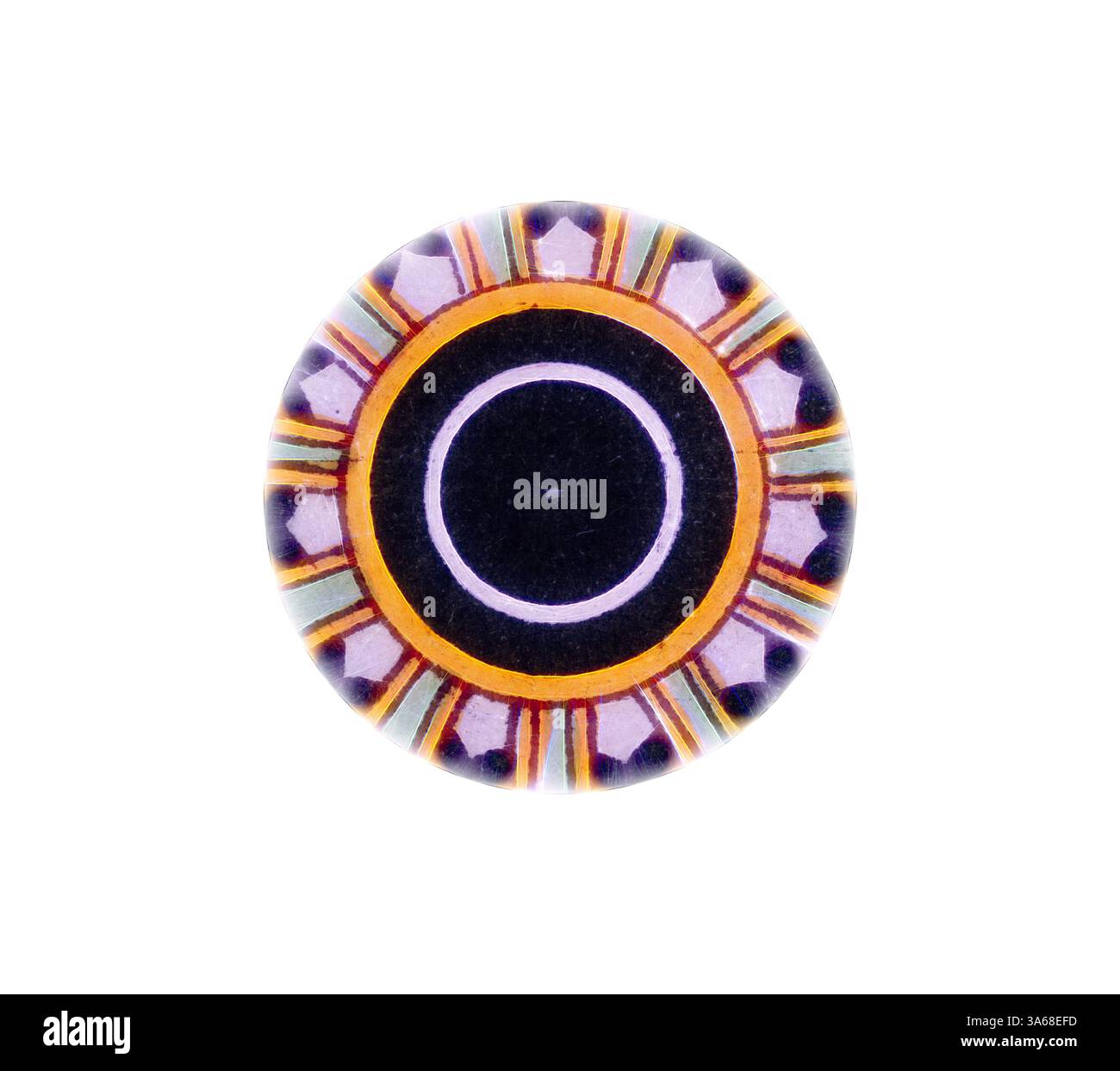 Un design circulaire avec des motifs géométriques avec des couleurs vibrantes rayonnant à partir d'un cercle noir central, entouré d'accents d'orange et de violet. Art classique avec une touche moderne réinventé par Artotop, transformé l'ornement assyrien et persan Banque D'Images