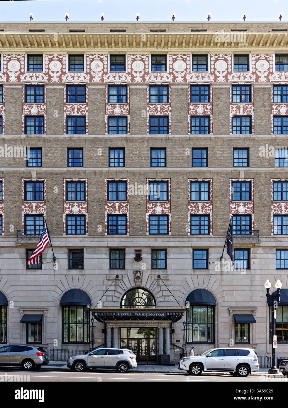 Carrere & Hastings a conçu l'hôtel Washington dans le style Beaux-Arts, en utilisant des sgraffito crème et brun rougeâtre pour décorer la façade en brique et pierre. Banque D'Images