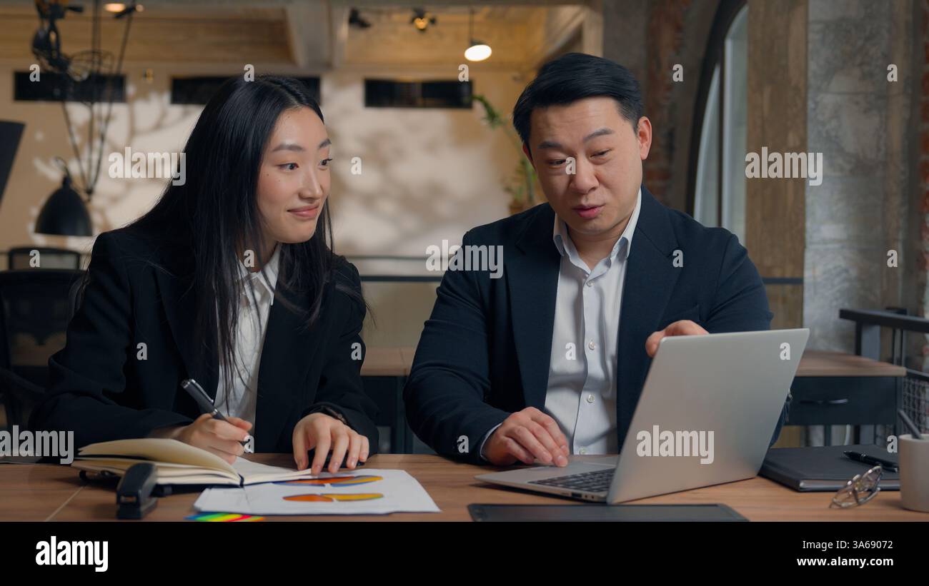 Deux collègues d'affaires asiatiques collègues d'entreprise partenaires homme d'affaires coréen travaillent ensemble discuter des documents d'ordinateur portable de données avec le chinois japonais Banque D'Images