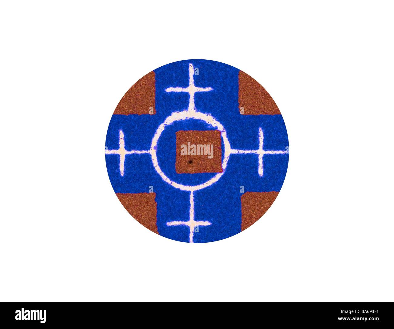 Un design circulaire avec un fond bleu vif avec un carré central proéminent et quatre motifs de croix distincts s'étendant vers l'extérieur, complétés par des coins bruns riches. Les éléments qui se croisent créent une composition géométrique saisissante. Art classique avec une touche moderne réinventé par Artotop, transformé Mediæval ornement Banque D'Images
